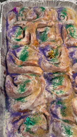 Niayah Hicks | Prep 600 cinnamon rolls with me for my Mardi Gras market ⭐️ #starrbakery #bakingreel #mardigras #farmersmarket #cinnamonrolls | Instagram