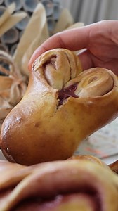 🐰 Uskrsni zečići od dizanog tijesta savršeni su za doručak ili kao samostalna poslastica. Što vam je potrebno za jednostavan recept? ✅ Klarstein kuhinjski robot Bella ✅ 500 g brašna ✅ 10 g kvasca ✅ 50 g šećera ✅ 1 prstohvat soli ✅ 5 jaja ✅ 35 g maslaca ✅ 100 g džema od malina Cijeli postupak možete pogledati u videu. 🧑‍🍳 #klarstein #uskrs #dizajnerskeposlastice #recept #pecenje | KLARSTEIN
