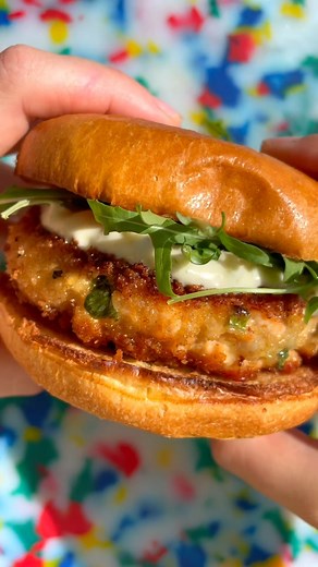 These salmon burgers are SO perfect, it's literally in the recipe name 🌟🌟 Get the recipe for 5-star Perfect Salmon Burgers: https://foodtv.com/3KWjdk1 🎥: https://www.instagram.com/saratane | Food Network