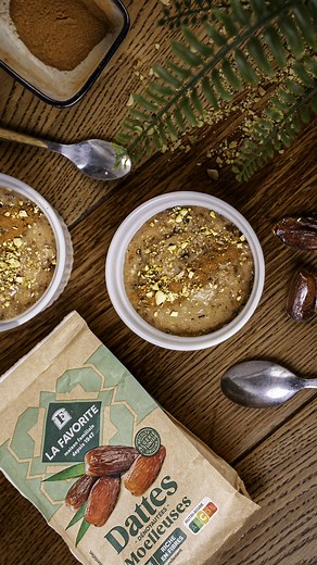 Idée dessert ! 💡 Misez sur cette crème de dattes : un mélange onctueux de nos dattes moelleuses, de lait végétal, de cannelle et de pistaches concassées 🤎 Laissez prendre le tout au frigo toute la journée et profitez d’un pur moment de douceur au dîner. À savourer à la cuillère sans modération ! 🥄 | La Favorite
