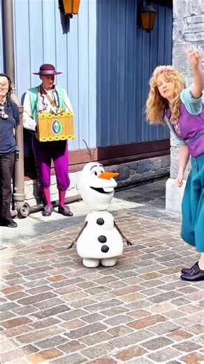 Warm hugs and magical moments with Olaf at Disneyland Paris! ⛄️🥐🇫🇷✨