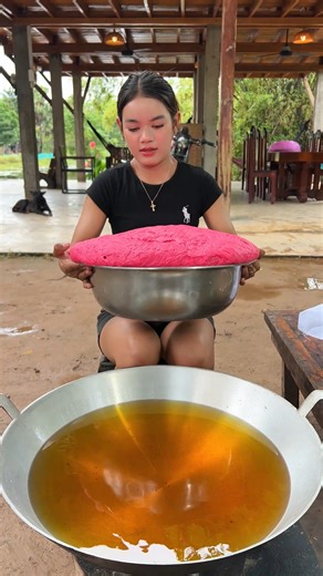 Red, crispy, and sweet — the cake everyone’s talking about 😋 | Food gang