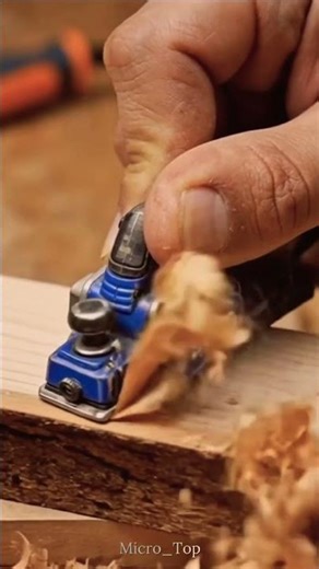 💙⚙️ Blue Power Tool Smoothing a Wooden Beam – Perfectly Even & Satisfying! 🪵✨ #outdoordiy #tools