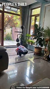 A three-and-a-half-year-old boy trained himself with the boxing spinning bar. With every punch, they got to know more about each other. | People's Daily, China