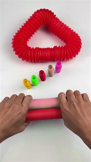 Creating and a crunchy sound POP-TUBE #asmr #satisfyingvideos #creative #relaxing #oddasmr #poptubes