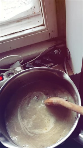 Andy | Online podnikání | Joy Key on Instagram: "Míchání omáčky má někdy větší sílu než celý svět kolem. Zvuk, vůně, teplo... a na chvíli se všechno zpomalí tak, jak potřebuješ. Dnešek patří malým momentům. #klidvkuchyni #slowlivingcz #zimnivune #asmrcz"