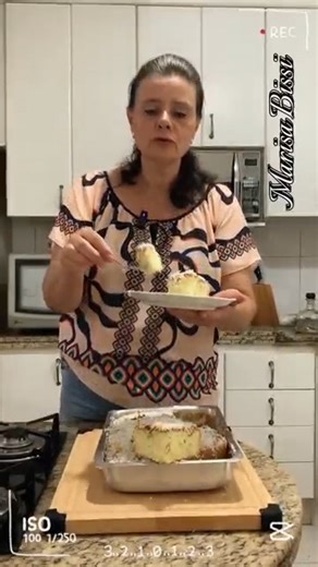 Massa: - 4 claras de ovo (para fazer a clara em neve) - 4 gemas - 1 xícara (240ml) de açúcar - 3 colheres de sopa de manteiga - 2 xícaras e 1/2 de amido de milho - 200ml de leite de coco - 1 xícara de coco ralado - 1 colher de sopa de fermento para bolo Cobertura: - 1/2 caixinha de leite condensado - 1/2 xícara de coco ralado Informações adicionais: - Temperatura do forno: 180 graus - Tempo de forno: 40 minutos - Tamanho da assadeira: 25cm x 20cm #comida #semgluten #bolo #receitas #MarisaBissi #