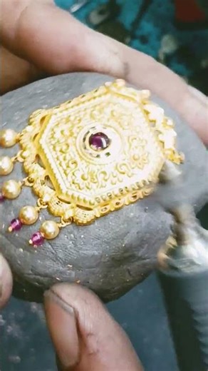 Making a desigen on gold pendant #goldjewellery #gold #bestring #vlog #shorts #reaction #realgold