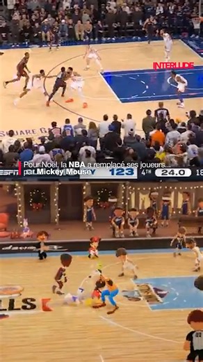 🏀 À l’occasion des fêtes, la NBA a dévoilé une séquence animée mettant en scène Mickey Mouse en train d’enchaîner les actions sur un terrain aux couleurs de Noël. Cette animation s’inscrit dans le cadre de Dunk the Halls, un programme diffusé sur ESPN et les chaînes Disney, mêlant univers NBA et personnages iconiques de Disney dans une version familiale et festive du basket. 👉 Abonne-toi à @interlude | Interlude