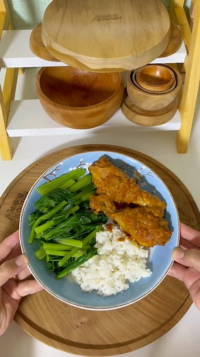 Devi Ayu Paramitasari on Instagram: "Ayam Bumbu Pedas Tanpa Minyak Bumbu halus : 6 siung bawang merah 5 siung bawang putih Cabai merah keriting (jumlah sesuai selera) Cabai rawit (jumlah sesuai selera atau bisa di skip) 1 ruas kunyit (aku pakai bubuk) 1 ruas jahe 1 ruas kencur (aku pakai yg bubuk) 1sdt terasi 5 butir kemiri Blender bumbu di atas , saat blender tambahkan air . Jika saat menumis dengan air dirasa air masih kurang bisa ditambahi sedikit air lagi dan masak bumbu hingga air menyusut.