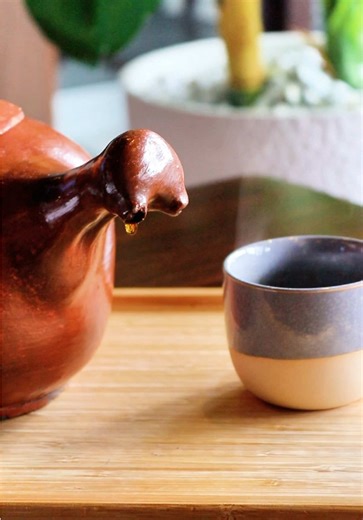 Cada paso cuenta cuando se trata de un buen café ☕ Así preparamos nuestro método de filtrado Lencafé,agua a la temperatura ideal, molienda perfecta y el tiempo justo para extraer todo su aroma y sabor.🍶 Un proceso artesanal que se siente desde el primer sorbo.🤩 Vive la experiencia en Aromas Café📍 #aromascafehn#tegucigalpa#metododefiltrado#lencafe#honduras