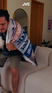 No bajes el volumen, cámbialo de lugar. Conéctate, disfruta y sigue tus historias favoritas sin interrupciones, en tu JVC. | JVC México