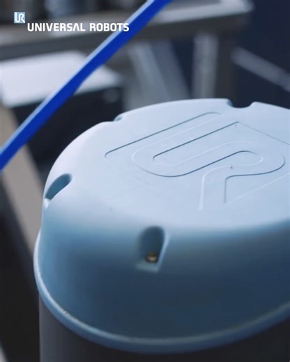 UR 協作型機器人搭配雙夾爪設計，單支手臂完成兩個動作，縮短循環時間，並減少停機等待，讓 CNC 機台稼動率最大化。 #CNC #Machinetending #自動化 #Automation ​ #機械手臂 #協作型機械手臂 ​ #cobot #collaborate | Universal Robots
