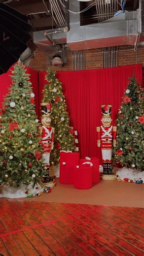 Setup is finally ready 🤩 very limited availability, don’t wait last minute to book 🎄🎅🏼🤎 @topfans | F/2.0