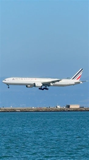 Kiss landing Air France Boeing 777-300ER flight AF84 in San Francisco (SFO) from Paris (CDG) #fbreels2025ツ #fbreelsfypシ゚viralシ #everyonehighlights #starseverywhereシ #fbreelsvideo #Viralシ #fypシ゚ #everyonefollowers #Plane #boeinglovers #airplane #aircraft #airport #planespotting #planespotter #boeing #boeing777 #aviation #aviationlovers #aviationdaily #aviationgeek #landing #airfrance | RJ PlaneSpotting