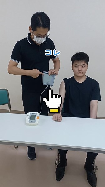 問題１ 答え：マンシェット 問題２ 答え：右腕(健側がわ)で測定する 左腕(麻痺側)で測定をしてしまうと、痛みを伴ったり、血流が悪い場合は正しい数値が測定できなかったりするためです。 問題３ 答え：ホースが出ている部分を手前(※下向き ※肩とは反対側)に装着する マンシェットや説明書に記載があることがほとんどですので装着時はよく確認しましょう！ #介護 #介助 #介護士 #介護業界 #tiktok教室 #quiz