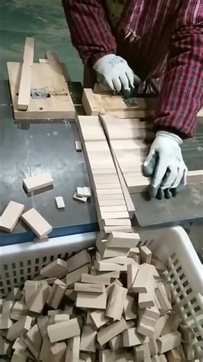 Cutting process of pine building blocks
