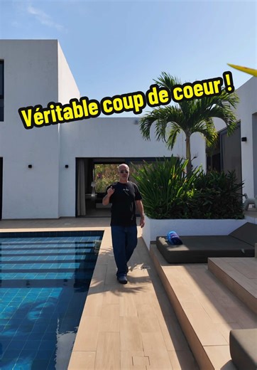 NGAPAROU : Villa 1800M2 A VENDRE 4 chambres / 4 salles de douche, grand salon, séjour avec vue sur le jardin et la piscine, chambre pour le personnel de maison, cuisine entièrement aménagée et. Équipée, arrière cuisine, logement de gardien. Superbe piscine, pool house avec bar et salle à manger, double garage. Contactez l’agence : 221 33 901 57 67 Prix : 530 millions FCFA / 808 000€ @aizo_paris #Dakar #immobilierdakar #immobilierdeluxe #saly abidjan