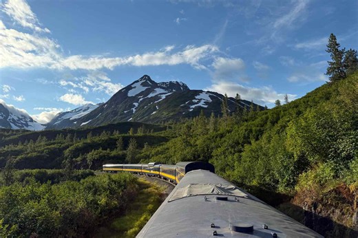 This Nearly 500-mile U.S. Train Trip Visits National Parks, Glaciers, and Northern Lights Hot Spots