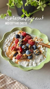 Kjøleskapsgraut med cottage cheese - næringsrik og proteinrik frukost som står klar i kjøleskapet når du står opp😍 Er du glad i cottage cheese er denne midt i blinken for deg! Til en porsjon: • 1/2 dl havregryn • 1 ss chiafrø • 4 ss cottage cheese • 1,5 dl melk • evt litt søtning om ønskelig, f.eks 1-2 ts honning 👉🏻 Rør sammen i ei skål og sett i kjøleskapet minst 2-3 timer. Lag gjerne på kvelden så du har til frukost dagen etterpå 👉🏻 Topp med det du måtte ønske! Frukt/bær og nøtter/nøttesm