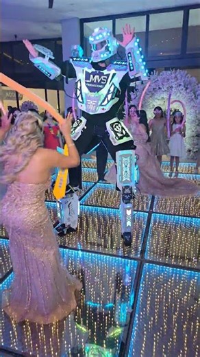 No quería pasar a bailar con el robot #reels #viral #baile #perreo