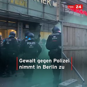 "Ich würde mir wünschen, dass die Leute mehr erkennen, dass in dieser Uniform ein Mensch steckt", sagt Martin Feldmann. Seit zehn Jahren ist er Polizist - und hat miterlebt, wie die verbalen und physischen Angriffe auf Einsatzkräfte zugenommen haben. | rbb24