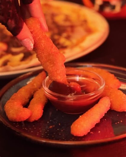 🎃 Català ✨ Feliç Castanyada i Happy Halloween! Avui t’esperem a Dolce Vita per sopar o fer una copa entre amics 🕸️🍷🎉 ⸻ 🎃 Castellano ✨ ¡Feliz Castañada y Halloween! Esta noche te esperamos en Dolce Vita para cenar o tomarte algo entre amigos 🕸️🍷🎉 | Dolce Vita