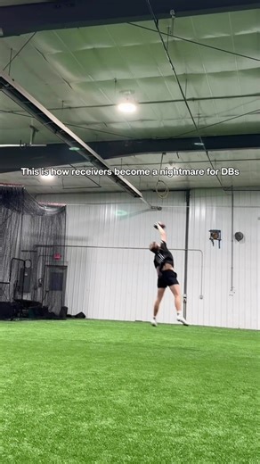 Receivers who win consistently do the small things well. 1. Having a plan at the line of scrimmage. 2. Adjusting the route after the release. 3. Body language (ex. “Eyes tell lies”) 4. Knowing how to win the top of the route. 5. Finishing at the catch point. Want more receiver drills and tips? Comment “BLUR” below. 🏈 #nwp #newwavecertified #widereceivertraining #football #fyp
