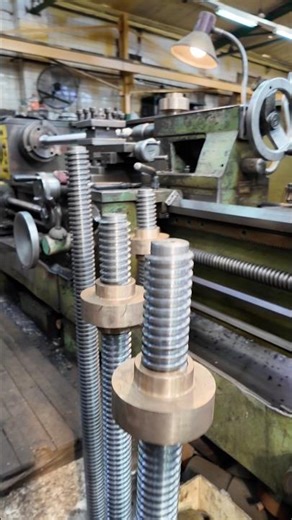 Machining screw the old school way 👍