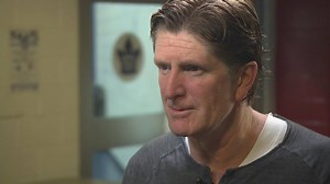 Toronto Maple Leafs head coach Mike Babcock wants pro athletes to feel more comfortable speaking out about mental health problems. He talks about that and more with Ian Hanomansing. | CBC News: The National