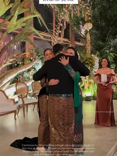 Tata Cahyani dan Brian McKnight di Pernikahan Dharma