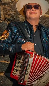 3.1K views · 16 reactions |  Elegancia a tu Medida  En Trajes Iker´s creamos diseños personalizados que reflejan tu estilo único. Nuestro servicio exprés garantiza calidad y puntualidad, con envíos rápidos a través de FedEx y Estafeta. ¿Listo para tu próximo gran evento? Contáctanos hoy mismo y luce como nunca antes. Diseños rápidos, calidad incomparable. ¡Te esperamos! | Iker's Trajes Gruperos Guadalajara | Facebook