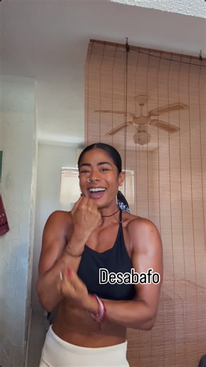 Mayara em Movimento on Instagram: "Vocês já repararam como tudo que é “feito para mulher” custa mais caro? Hoje eu fui comprar um gel de cabelo. O feminino: R$35,00. O masculino, praticamente igual: R$7,99. Não, isso não é mimimi. Isso é mercado. Isso é estratégia. Isso é estudo de consumo. A indústria sabe que mulheres cuidam mais do corpo, do cabelo, da pele. Sabe que a gente consome mais cosmético, mais produto de higiene, mais autocuidado. E o que ela faz? Superfatura. Isso acontece na indús