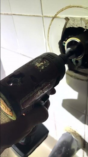 Shower valve extraction tool