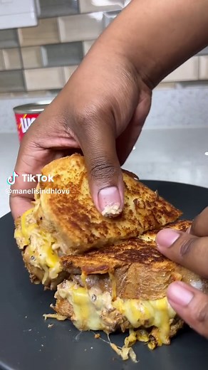 THE PILCHARD MAYO TOASTIES 🤤🤤🤤 INGREDIENTS 1 tin (400g) Lucky Star Pilchards in Sweet Chilli Sauce OR Lucky Star Pilchards in Tomato Sauce 3-4 tbsp mayonnaise 4 slices ciabatta or bread of choice 4 tbsp butter, softened 4 slices cheddar cheese 4 large gherkin ribbons 4 slices mozzarella cheese To serve: Seasonal salad METHOD For the pilchard mayo filling: 1. Remove the Lucky Star Pilchards in Sweet Chilli Sauce or Lucky Star Pilchards in Tomato Sauce from the tin and carefully remove the bone