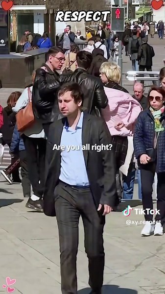 A helping hand today can be the sunshine someone needs tomorrow.🙏🏻🙏🏻#kindness #humanity #socialexperiment #respect #brave