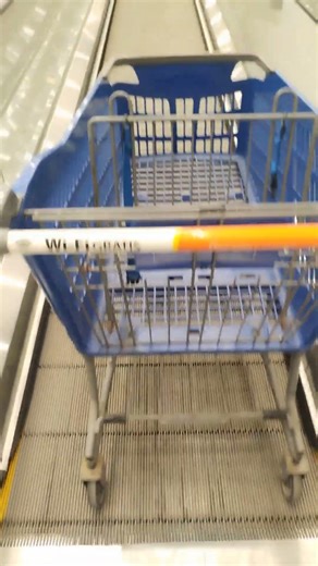 carros de Walmart centro de Cabo san Lucas sin servir, carros que deben estár fuera de servicio