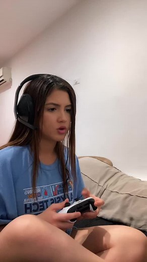 Gamer Girl Moments: Playing Minecraft on Xbox One