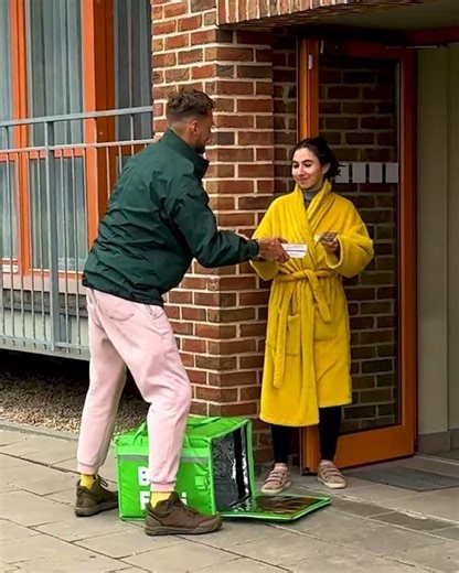 Delivery Driver’s Story Hits Harder Than You Expect 💖