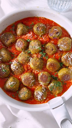 These chickpea meatballs are ready in 30 minutes and have just 8 ingredients 🍝 | Live Eat Learn