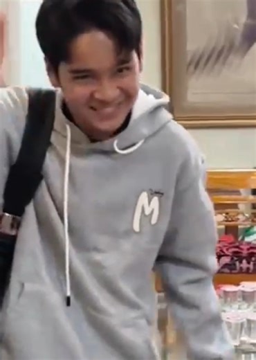 Salfok Huruf di Hoodie: Armel & Mellylee