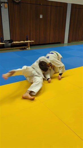 🕹️What is this ground fighting technique called?🔥🔥🔥 #judotechnique #judotraining #judoteam #judotime #judocoach #judotrainer #judosensei #judosila #judonewaza #osaekomi #armlock #armbar #newaza #judoippón #judoippon #judojapan #judoka #judokas #judofamily #judovideo #judo #judo #judolove #judolovers #judomylove