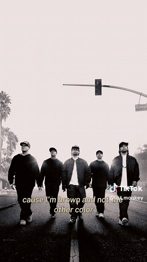 NWA -F... tha police . . Man esse som e underground só os cria lembra dr dree Ice cube eazy-e DJ yella MC ren . . #blackmusic #hiphop #underground #nwa #status #music