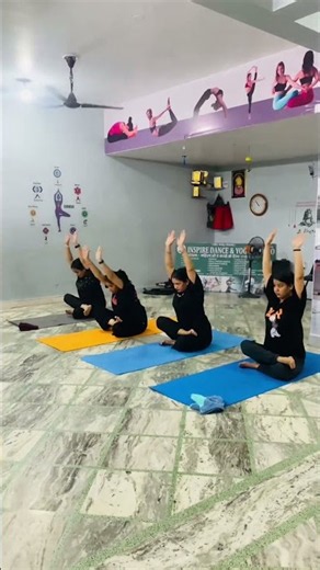 Siting Yoga Flow 🧘‍♀️##yogaflow##ytshorts ##shortvideo