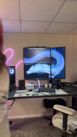 lindsey ♡ on Instagram: "every pc has 1 weird issue #lindseyszn #techbaddie #techtok #pcsetup"