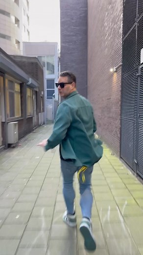 Fred van Leer on Instagram: "En natuurlijk is mijn grote vriendin @jopieparlevliet / @richard_groenendijk er weer bij! Ze heeft me lichtelijk onder druk gezet maar dat mag de pret niet drukken… Ze is op dit moment druk bezig in de studio om speciaal voor @fredandfriendsnl een beuker van een hit medley in elkaar te zetten 🙏🏻💕🎉 Vorig jaar heeft ze @rotterdam.ahoy op z’n kop gezet dus het wordt weer gegarandeerd feest! Voor kaartjes ga naar de link in mijn bio met je bek! 🎉 🪩 🕺 22 en 23 Sept