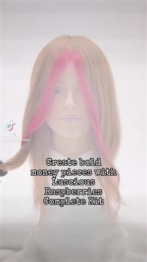 💋Hey #SplatSquad Happy Sunday! Were highlighting one of our faveRED Complete Kits ♥️Luscious Raspberries♥️ ♥️Demo shown on level 6 doll head to create BOLD money pieces ♥️ ♥️ Splat Hair Colors’ Original Complete Kits are made for being creative & give YOU the opportunity to go merry, bright, & BOLD this holiday season! ✔️ This kit contains EVERYTHING you need for one dye job: ♥️Luscious Raspberries Shade♥️ ✨Pre Measured Bleach & Developer 🟰 NO guesswork 🤔 🧐 INSTRUCTIONS 🧤GLOVES ✨Why bleach❓