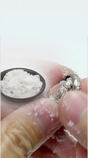 シルバーアクセの黒ずみを取る方法③ 重曹 ドラッグストアや100円ショップでも販売している重曹でも黒ずみは落ちます！ 重曹を使った方法は他にも、アルミホイルで包んだ容器にお湯と重曹を入れて綺麗にするやり方もございます。 ご自身のやりやすい方法でお試しください。 なお、動画内の方法は彫りが入っているアクセサリーに特におすすめのやり方です。 ※コーティングが施されているアクセサリー等はご利用いただけないためご注意ください。 次回は、身近な歯磨き粉での黒ずみ除去の動画です。 #millionbell_bythesea #ハワイアンジュエリー #ハワイアンジュエリーミリオンベル #ハワイアンジュエリーバイザシー #ハワイアンアクセサリー #ハワジュ #hawaiianjewelry #ハワイアンジュエリー好きな人と繋がりたい #ハワイアンジュエリーは彫りが命 #ハワイアンモチーフ #シルバーアクセサリー #アクセサリーお手入れ #アクセサリーお手入れ方法 #ジュエリーお手入れ #ジュエリーお手入れ方法 #スターリングシルバー #シルバーリング #シルバー925リング #ハワイアンジュエリーリン