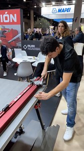 💪 SLAB CUTTER G3: Corte preciso y sin marcas #RUBITools 📏 Guías conectables con ventosas ajustables. 🔧 Carro de palanca y rulina Extreme para un rayado perfecto. 📐 Corte de 320 cm, ampliable. 🚀 Eficiencia para profesionales. | RUBI