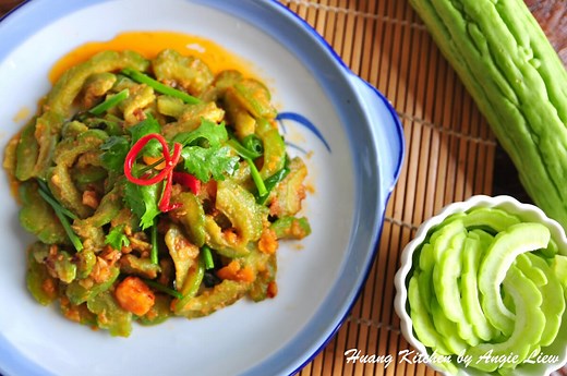 Bitter Gourd with Salted Egg Yolk Recipe 咸蛋炒苦瓜食谱 | Huang Kitchen